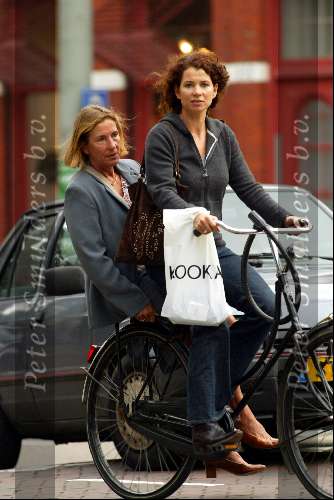 Amsterdam 3 oktober 2003
Frederique v d Wal met moeder op fiets