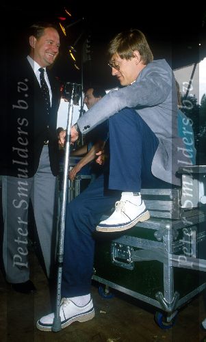 Gerrie Kneteman 1983 op krukken na een zwaar ongeval