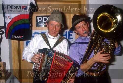 1990 Gerrie Kneteman als PR man voor de PDM wielerploeg
samenmuziek makend met ploegleider Jan Gisbers