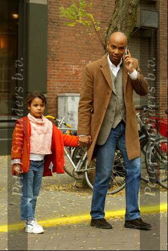 Amsterdam 19 oktober 2003
Humberto Tan winkelen met zijn dochter op cornelis schuytstraat met gsm