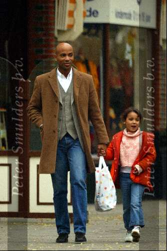 Amsterdam 19 oktober 2003
Humberto Tan winkelen met zijn dochter op cornelis schuytstraat
