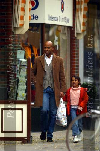 Amsterdam 19 oktober 2003
Hmberto Tan winkelen met zijn dochter op cornelis schuytstraat