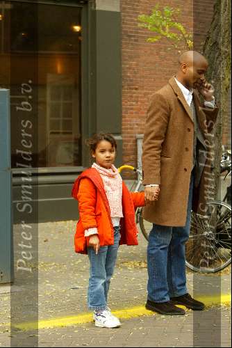 Amsterdam 19 oktober 2003
Hmberto tan winkelen met zijn dochter op cornelis schuytstraat met gsm