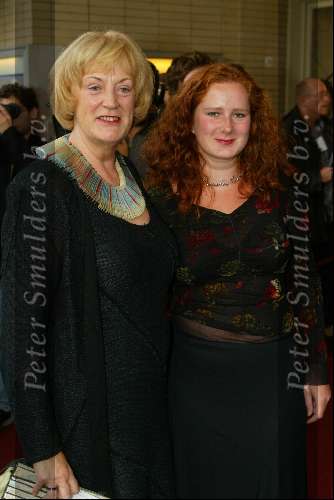 Utrecht 3 oktober 2003
Uitreiking gouden kalveren in schouwburg utrecht
Burgemeester Mevr. Brouwer-Korf van Utrecht met dochter