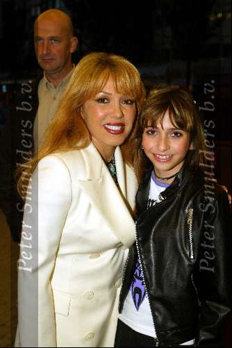 Tilburg 13 oktober 2003
Premiere kunt u mij de weg naar hamelen vertellen...
Patricia Paay met dochter en beveiliging