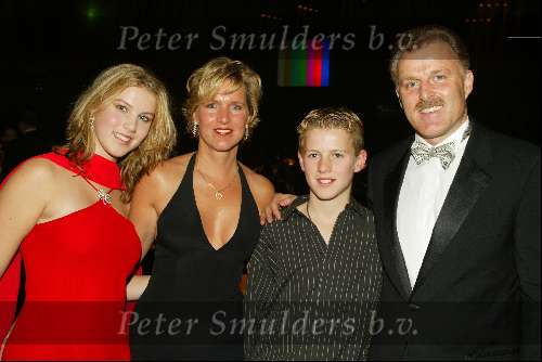 Amsterdam 25 oktober 2002
Televizierring 2002 in heineken music hall
Peter R de Vries met gezin