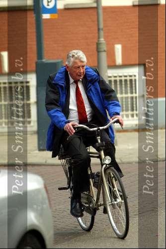 Amsterdam 2 oktober 2003
Wim kok op de fiets