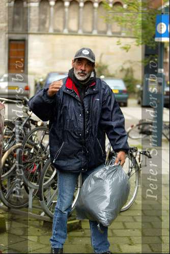 Amsterdam 27 oktober 2002
Zwerver steelt kleren uit Leger des Heils bak