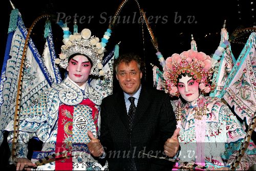 Hong Kong 9oktober 2004
Princess Model of the world verkiezing.
Aad Ouborg met chinese mensen in klederdracht