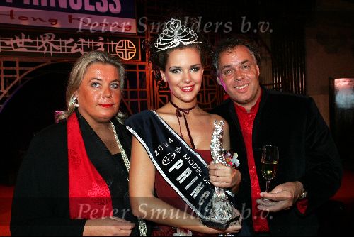 Hong Kong 11 oktober 2004
Princess Model of the world verkiezing.
Aad Ouborg met Els Ouborg en Miss Princess