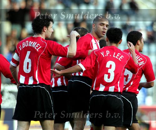 Den bosch, 7 november 2004
FC Den bosch-PSV, eindstand 0-3
Alex wordt gefeliciteerd voor zijn doelpunt