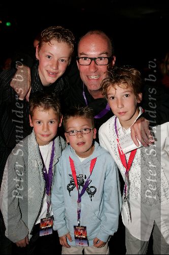 Leiden 25 oktober 2004
Premiere Holiday on ice in Groenoordhallen.
Bart Chabot met kinderen