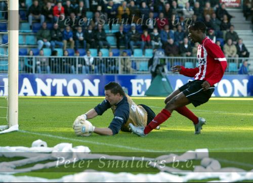 Den bosch, 7 november 2004
FC Den bosch-PSV, eindstand 0-3
Beasley en doelman Martijn v Strien