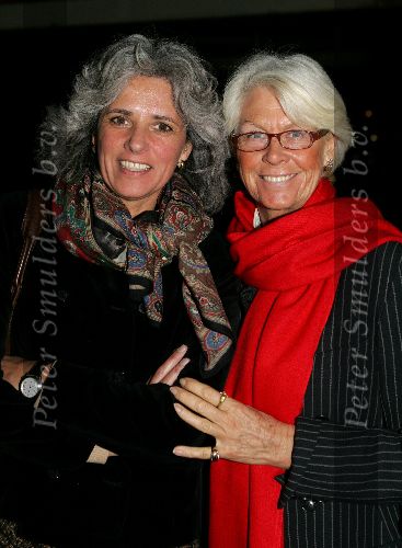 Rijswijk 31 oktober 2004
Premiere Purper in rijswijkse schouwburg.
Bonnie Huf met een vriendin