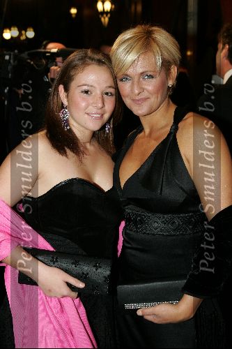 Amsterdam 18 oktober 2004
Uitreiking Beau Monde awards in Tuschinski.
Caroline Tensen en dochter Lotte