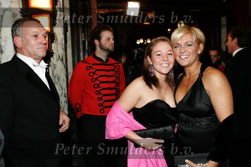 Amsterdam 18 oktober 2004
Uitreiking Beau Monde awards in Tuschinski.
Caroline Tensen en dochter Lotte en Frank Wisse