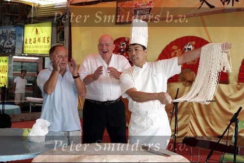Hong Kong 8 oktober 2004
Princess Model of the world verkiezing.
Cas Spijkers en Joop Braakhekke met chinese kok