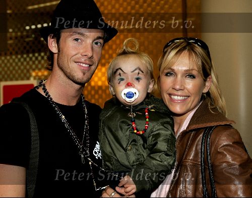 Schiphol 12 oktober 2004
Charly Luske met Tanja Jess en zoontje Billy op schiphol.