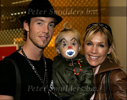 Schiphol 12 oktober 2004
Charly Luske met Tanja Jess en zoontje Billy op schiphol.