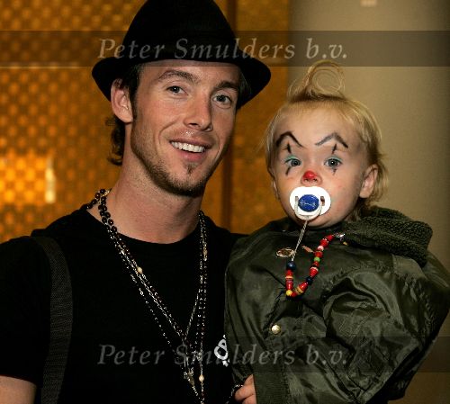Schiphol 12 oktober 2004
Charly Luske met  zoontje Billy op schiphol.