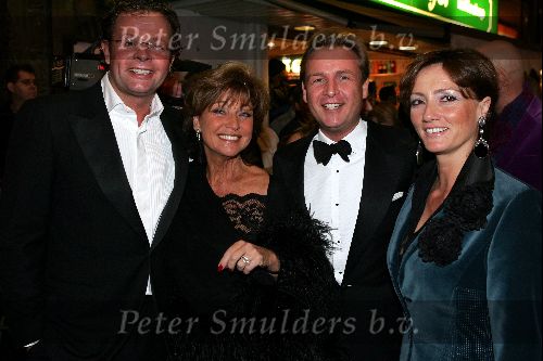 Amsterdam 18 oktober 2004
Uitreiking Beau Monde awards in Tuschinski.
Mike Dobbinga Netty v d Veer en Chris Luken