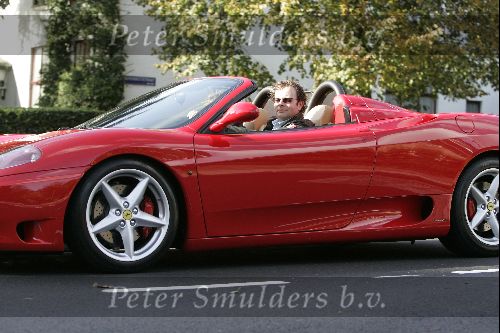 Amsterdam 22 oktober 2004
Chris Luken in zijn rode ferrari cabrio