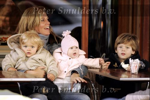 Amsterdam 22 oktober 2004
Danielle Overgaag met Fiene en Tijmen en zoontje van vriendin