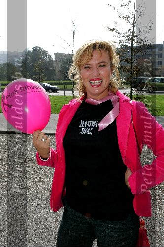 Den Haag 1 oktober 2004
Walk for life van de borstkankerbestrijding op het malieveld. Pink Ribbon
Dominique v Vliet
