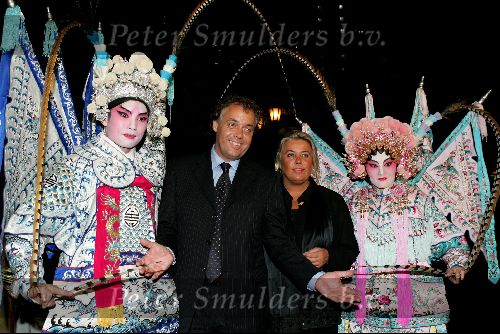 Hong Kong 9oktober 2004
Princess Model of the world verkiezing.
Aad Ouborg met chinese mensen in klederdracht en Els Ouborg