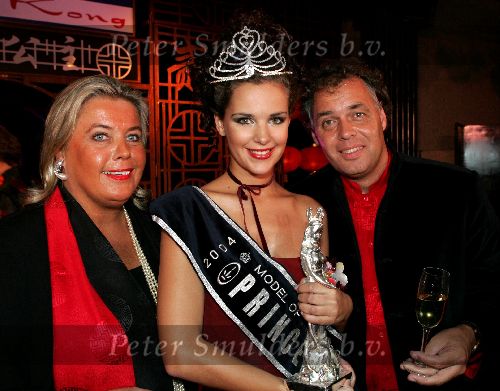 Hong Kong 11 oktober 2004
Princess Model of the world verkiezing.
Aad Ouborg met Els Ouborg en Miss Princess