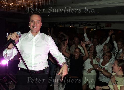Amsterdam 6 Juli 2004
Frans Bauer tijdens een optreden met fans