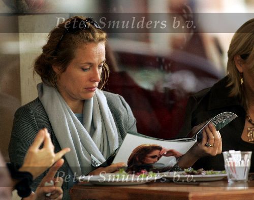 Amsterdam 2 oktober 2004
Frederique v d Wal leest tijdschrift op terras