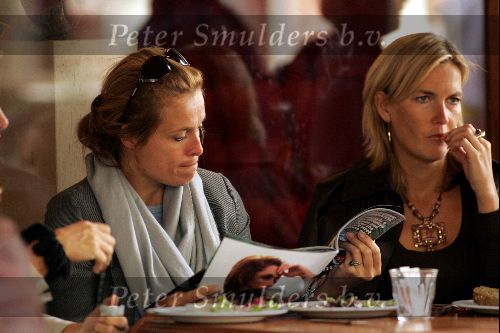 Amsterdam 2 oktober 2004
Frederique v d Wal leest tijdschrift op terras