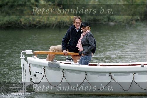 Nigtevecht 17 oktober 2004
Jort Kelder en Georgina Verbaan varen met hun sloep op de Vecht.
