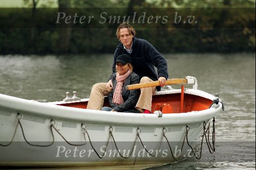 Nigtevecht 17 oktober 2004
Jort Kelder en Georgina Verbaan varen met hun sloep op de Vecht.