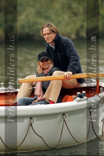 Nigtevecht 17 oktober 2004
Jort Kelder en Georgina Verbaan varen met hun sloep op de Vecht.