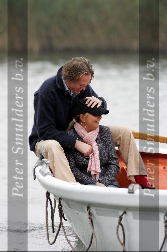Nigtevecht 17 oktober 2004
Jort Kelder en Georgina Verbaan varen met hun sloep op de Vecht.