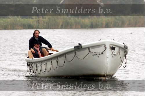 Nigtevecht 17 oktober 2004
Jort Kelder en Georgina Verbaan varen met hun sloep op de Vecht.