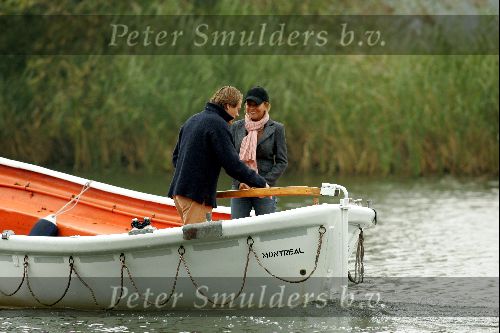 Nigtevecht 17 oktober 2004
Jort Kelder en Georgina Verbaan varen met hun sloep op de Vecht.