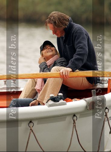 Nigtevecht 17 oktober 2004
Jort Kelder en Georgina Verbaan varen met hun sloep op de Vecht.