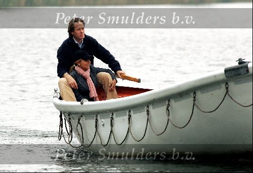 Nigtevecht 17 oktober 2004
Jort Kelder en Georgina Verbaan varen met hun sloep op de Vecht.