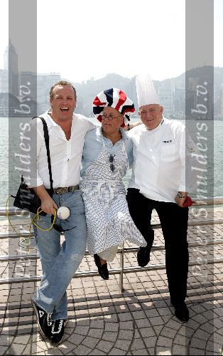 Hong Kong 8 oktober 2004
Princess Model of the world verkiezing.
Cas Spijkers   met Gordon en Joop Braakhekke