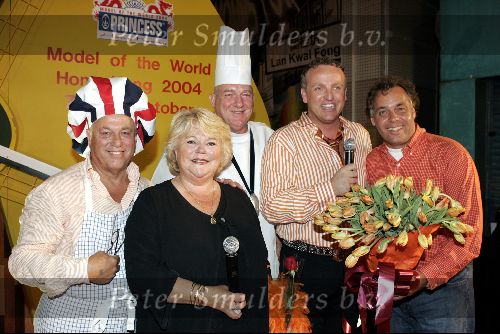Hong Kong 8 oktober 2004
Princess Model of the world verkiezing.
Tineke de Nooy Gordon Aad Ouborg Cas Spijkers en Joop Braakhekke