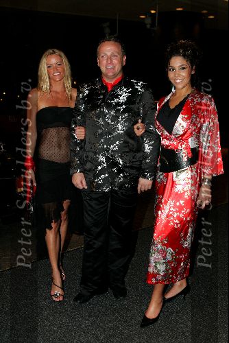 Hong Kong 8 oktober 2004
Princess Model of the world verkiezing.
Gordon met chinese kleding en Hind en Inge de Bruijn