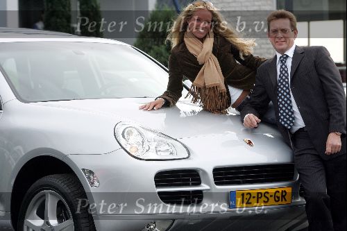 Nieuwerkerk a/d Ijssel 1 november 2004
Inge de Bruijn met haar nieuwe Porsche Cayenne en Sjaak v Vliet