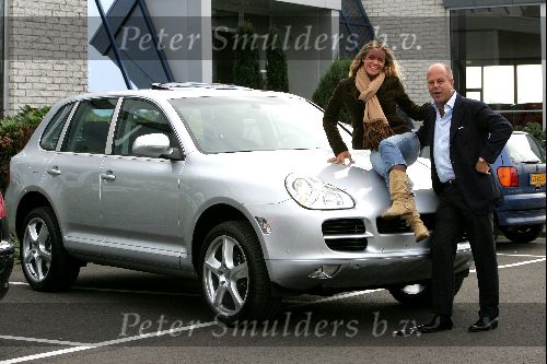 Nieuwerkerk a/d Ijssel 1 november 2004
Inge de Bruijn met haar nieuwe Porsche Cayenne  met Rene Bloem