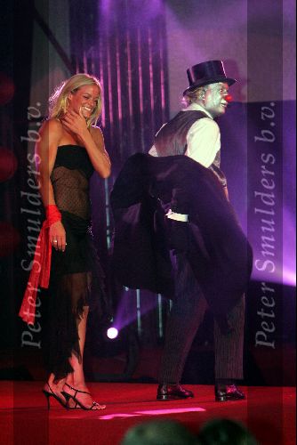 Hong Kong 11oktober 2004
Princess Model of the world verkiezing.
Inge de Bruijn in sexy kleding met Niek Boes