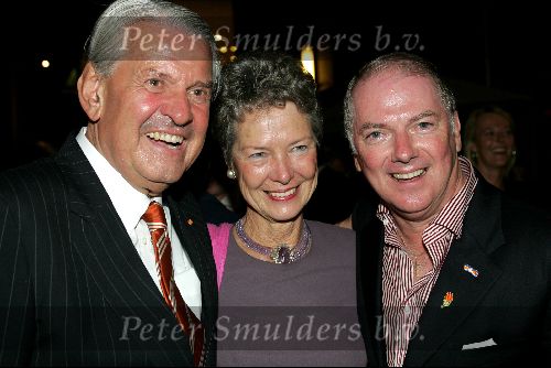 Hong Kong 9 oktober 2004
Princess Model of the world verkiezing.
Jaap Rost Onnes met vrouw Mary en Ronnie Tober