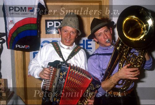 Jan Gisbers en Gerrie Kneteman als PR-medewerker voor de PDM wielerploeg 1990