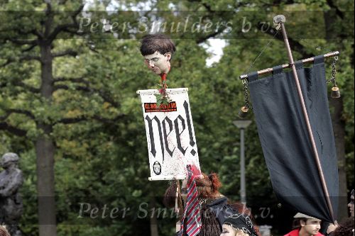 Amsterdam 2 oktober 2004
Actievoerders in vondelpark. 
Hoofd Jan Peter Balkenende